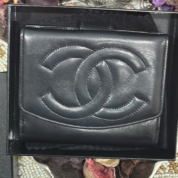 Chanel Bifold black wallet this is in good condition comes with OG Box and Tissu - Picture 4 of 15